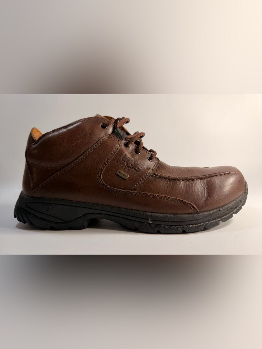 UGG Men's Brown Leather Chukka Boot with Black Sole - 162